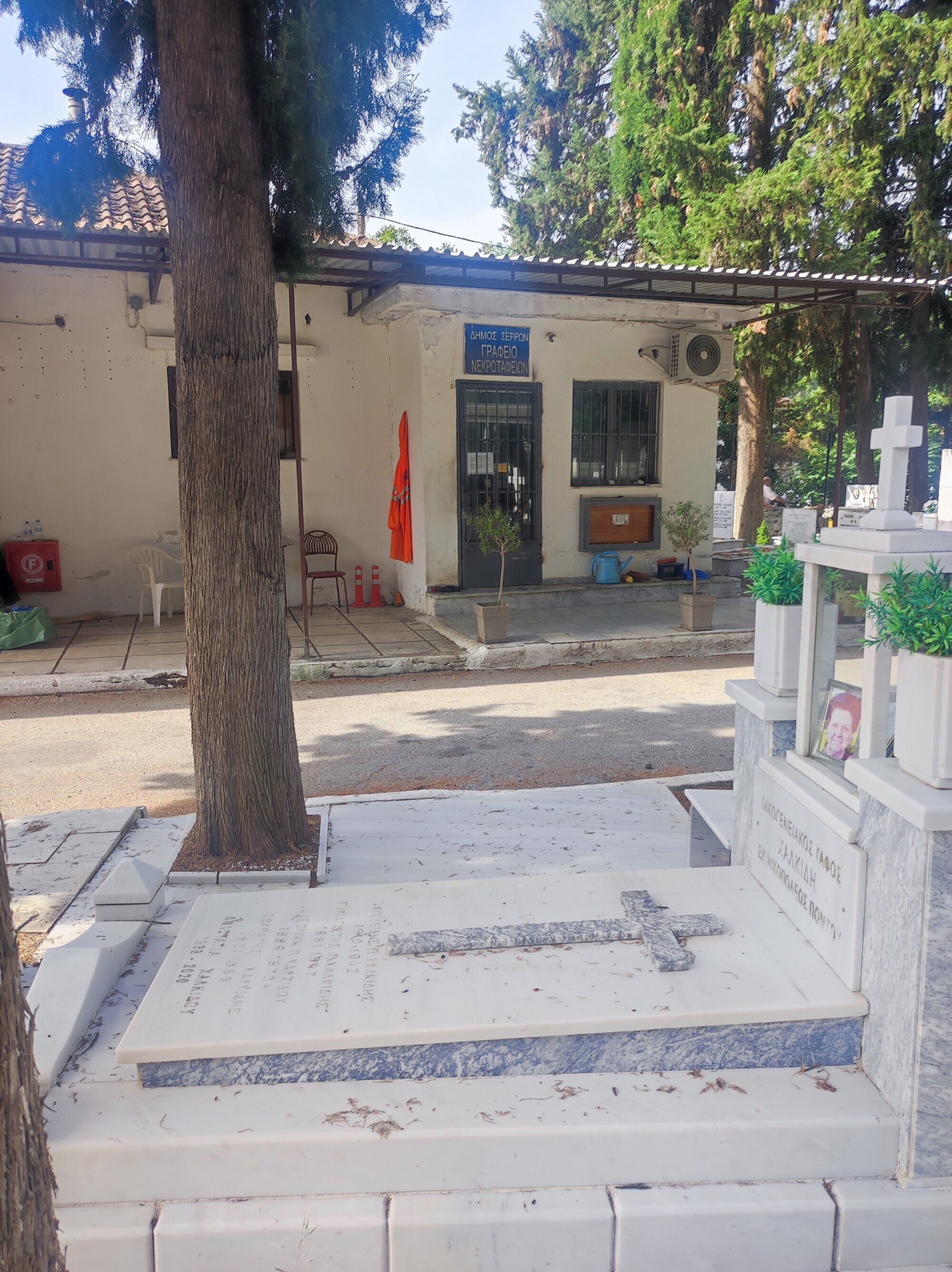 Νεκροταφείο Σερρών:  Αναγκαίες επεμβάσεις για να αποφευχθούν οι τραυματισμοί των επισκεπτών 